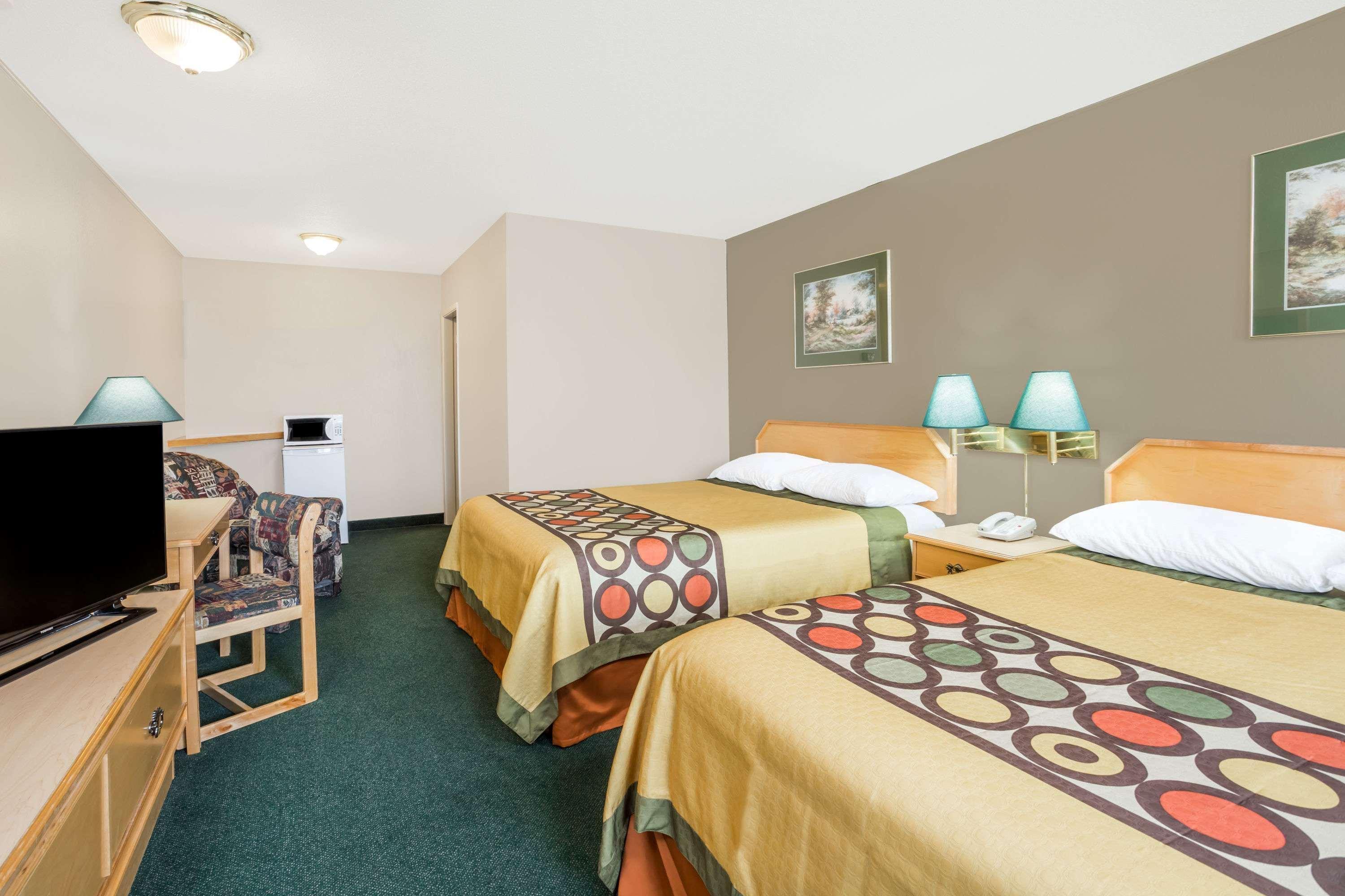 Super 8 By Wyndham Quesnel Bc Hotel Exterior photo